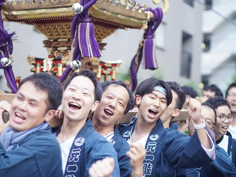 地域祭り 神輿を担ぐ 写真