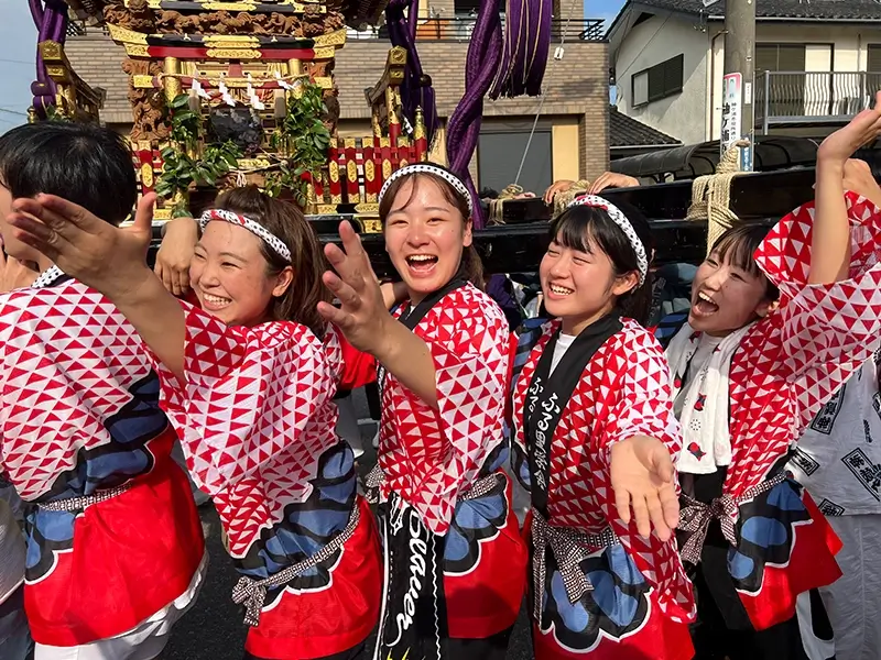 地域祭り 神輿を担ぐ 写真
