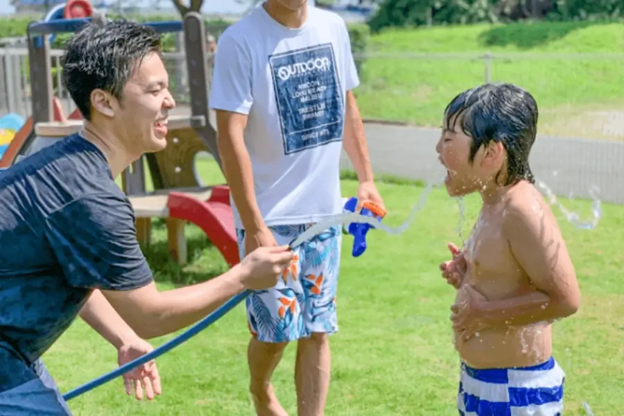 水遊びをする男性と子供