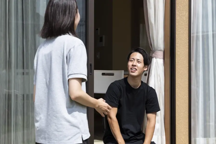 談笑する男女 写真